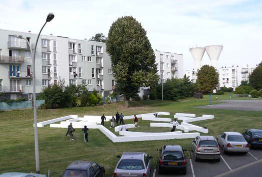«Fondations», Quartier des Carreaux, Villiers-le-Bel, bois, peinture acrylique, 22 x 25 x 0,4 m, 2008
